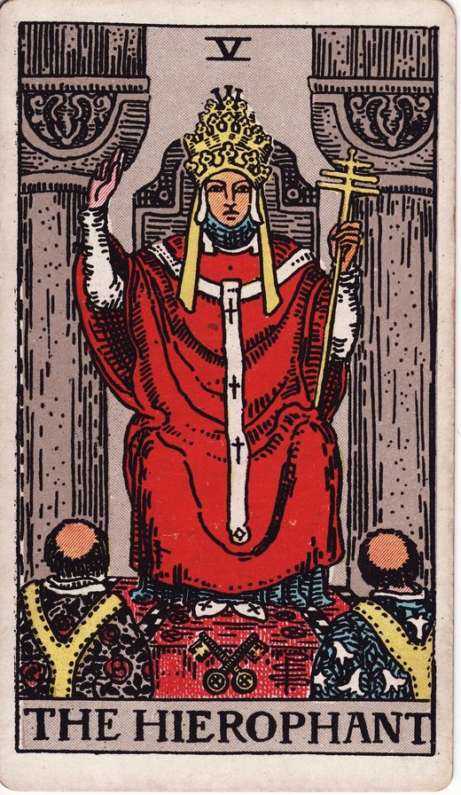 Lámina V, El Hierofante, del tarot Rider-Waite-Smith